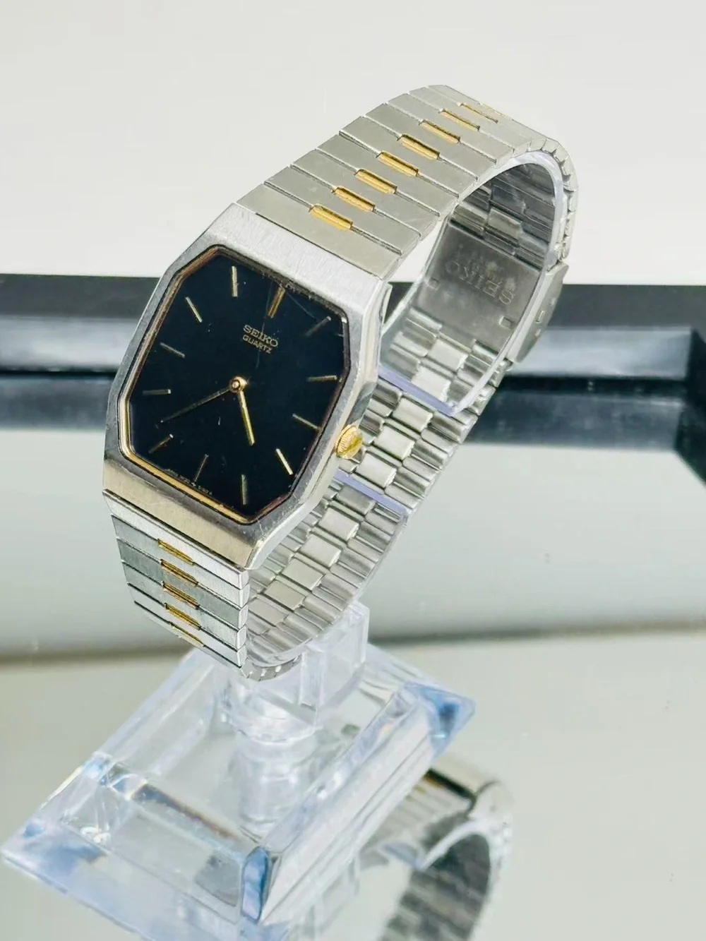 Vintage Seiko Quartz Two Tone Black Dial Men’s Watch 27mm Japan New Battery Runs